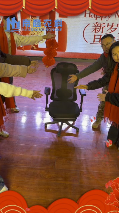 🎇 元旦快乐，温暖相伴 🎇时光匆匆，感恩 2025 年每一份支持与陪伴！从猪场到工厂，南商农科的成长，离不开每一位合作伙伴与家人的信赖！2026 年，我们将继续以贴心服务和硬核设备，陪您一路前行，养殖